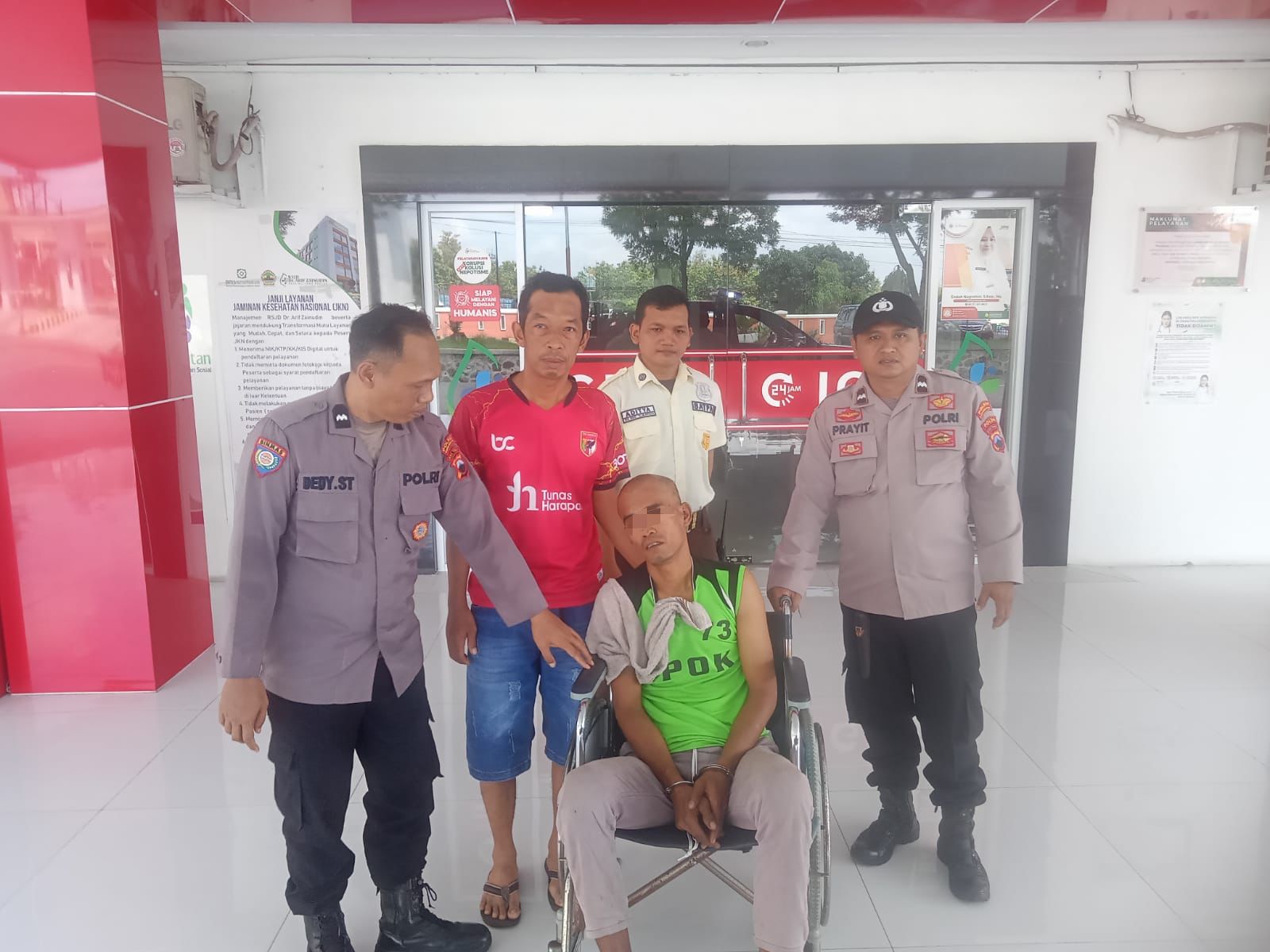 Sigap ! Personel Polsek Jumantono Bantu Evakuasi ODGJ yang Mengamuk